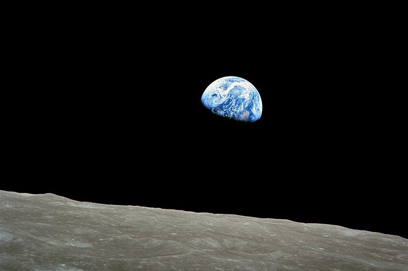 800px-NASA-Apollo8-Dec24-Earthrise